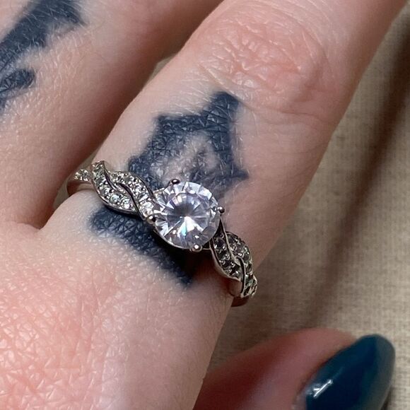 💛 925 CZ Twist Solitaire Engagement Ring - Picture 3 of 3